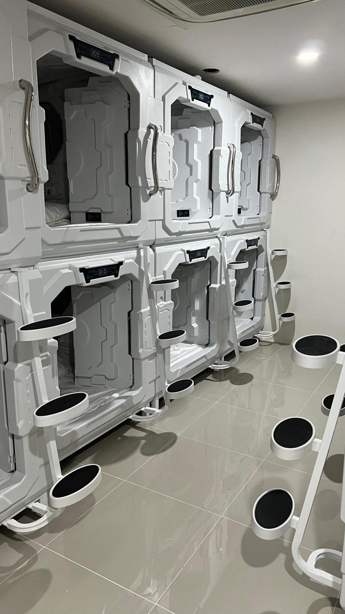 Kiwi Capsule Hotel Bangkok Exterior foto